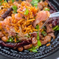 ยำแหนมข้าวกรอบป้าสุดใจ ตลาดมารวย ไนท์มาร์เก็ต ยำแหนมข้าวกรอบป้าสุดใจ