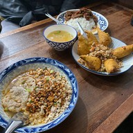 เล็กใหญ่ ก๋วยเตี๋ยวต้มยำโบราณ บรรทัดทอง