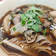 เมนูของร้าน เนื้อตุ๋นนายหนวด ถ.พระเทพ