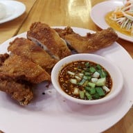 เมนูของร้าน เจ๊แดงสามย่าน ส้มตำ คอหมูย่าง สยาม