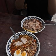 เมนูของร้าน เล็กใหญ่ ก๋วยเตี๋ยวต้มยำโบราณ บรรทัดทอง