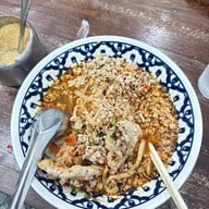 เมนูของร้าน เล็กใหญ่ ก๋วยเตี๋ยวต้มยำโบราณ บรรทัดทอง