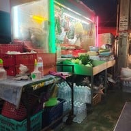 หน้าร้าน เจ๊อ้อย ข้าวต้มรินทร์ทอง