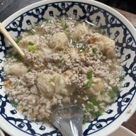 เมนูของร้าน เล็กใหญ่ ก๋วยเตี๋ยวต้มยำโบราณ บรรทัดทอง