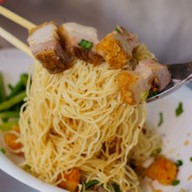 เจ๊ติ๊ก บะหมี่เกี๊ยวปู-หมูแดง