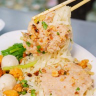 เจ๊ติ๊ก บะหมี่เกี๊ยวปู-หมูแดง