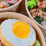 GOOD TIMES กะเพราหนวดหมึก ลูกชิ้นปลาระเบิด