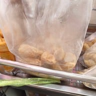 เมนูของร้าน ลูกชิ้นปลากรายทอดรัสรินทร์