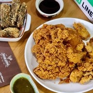 ไก่ทอด อภิสิทธิ์ (Apisit Fried Chicken) สาทร