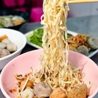 เมนูของร้าน ปิงก๋วยเตี๋ยวลูกชิ้นปลาทำเอง (สาขาตลาดศรีสวัสดิ์สาย 4) ตลาดศรีสวัสดิ์