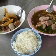 เมนูของร้าน นายอ้วน ก๋วยเตี๋ยวเนื้อ/หมู