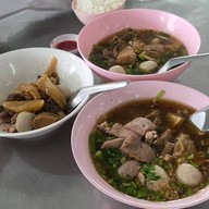 เมนูของร้าน นายอ้วน ก๋วยเตี๋ยวเนื้อ/หมู