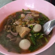 เมนูของร้าน นายอ้วน ก๋วยเตี๋ยวเนื้อ/หมู