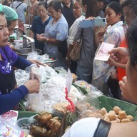 บรรยากาศ ขนมต้มตลาดตรอกโรงหม้อ