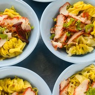 บะหมี่เกี๊ยวปูหมูแดงลุงยม บึงสีไฟ (หมู่บ้านบึงสีไฟเลควิลล์)