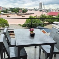 RIVERVIBE Restaurant and Bar
