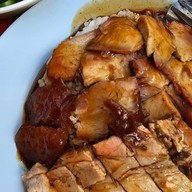 ร้านข้าวหมูแดง เฮียฮั๊ว