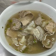 เมนูของร้าน อาเนี้ยว เกาเหลาเลือดหมู ก๋วยจั๊บ บะหมี่เกี๊ยว ข้าวต้ม โจ๊ก สุขสวัสดิ์