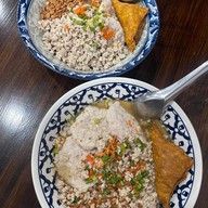 เมนูของร้าน เล็กใหญ่ ก๋วยเตี๋ยวต้มยำโบราณ บรรทัดทอง