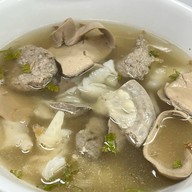 เมนูของร้าน อาเนี้ยว เกาเหลาเลือดหมู ก๋วยจั๊บ บะหมี่เกี๊ยว ข้าวต้ม โจ๊ก สุขสวัสดิ์