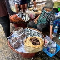 ตลาดฉัตรไชย