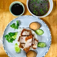 เมนูของร้าน ก๋วยจั๊บป้าต๋อย นั่งเกล้า