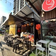 เอแคลร์ ตลาดเดินเล่นท่าพระ