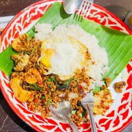 อิ่มกะเพราถาด ชั้น G กาดหลวงแอร์พอร์ต