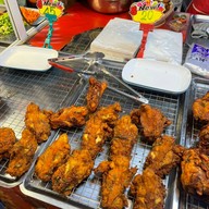 ร้านอุ้ยกะเอ้ ไก่ทอดสมุนไพร ตลาดนัดลานเพลินศิริพลาซ่า