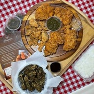 ไก่ทอด อภิสิทธิ์ (Apisit Fried Chicken) สาทร
