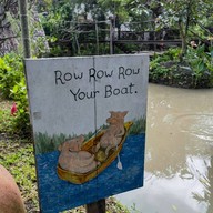 The Three Little Pigs ท่าตลาด