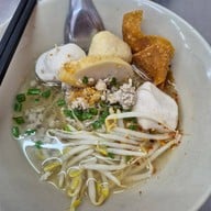 เมนูของร้าน นายฮวด ก๋วยเตี๋ยวลูกชิ้นปลา ทำเอง ซอยพญานาค