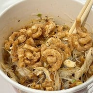 เมนูของร้าน ก๋วยเตี๋ยวไก่ฉีก คุณประนอม ตลาดหัวรอ ตลาดหัวรอ