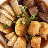 อร่อย BY นาเนีย ก๋วยจั๊บน้ำข้นอาหารตามสั่งสารพัดของทอด