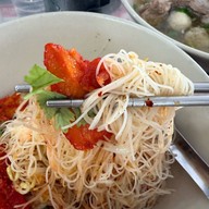 ต้นม่วงก๋วยเตี๋ยวต้มยำกระดูกหมู เส้นไปรษณีย์หาดใหญ่