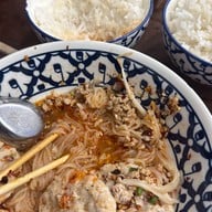 เล็กใหญ่ ก๋วยเตี๋ยวต้มยำโบราณ บรรทัดทอง