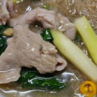 เมนูของร้าน โย่ง ราดหน้าหมูอึ๋ม เจ้าเก่า เจ้าเดียว