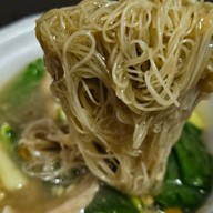 เมนูของร้าน โย่ง ราดหน้าหมูอึ๋ม เจ้าเก่า เจ้าเดียว