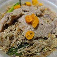 เมนูของร้าน โย่ง ราดหน้าหมูอึ๋ม เจ้าเก่า เจ้าเดียว