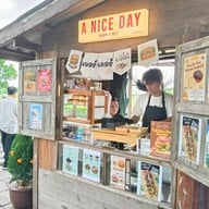 ดอกไม้ ประตู แจกัน วิลเลจ