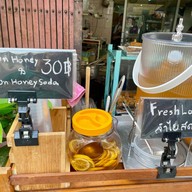 ร้านตาหวาน อาฉีไก่ทอด ตลาดน้อย