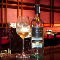 Fei Ya โรงแรมเรเนซองส์ กรุงเทพฯ