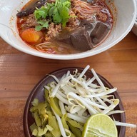 ก๋วยเตี๋ยวข้างบ้าน ติวานนท์ 3 แยก 10