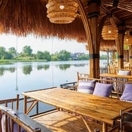 เรือนชายน้ำ  cafe&restaurant