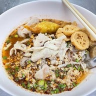 เมนูของร้าน ก๋วยเตี๋ยวตรอกโรงหมู ซอยสุกร