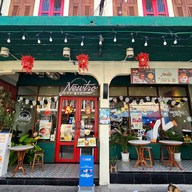 หน้าร้าน Newtro Cafe กาแฟ ขนมหวาน โทสต์ เค้ก อาหารเช้า บรรทัดทอง