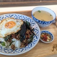 เมนูของร้าน คุณฉุย กะเพราโบราณ  บรรทัดทอง