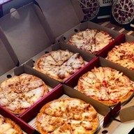 พิซซ่าปัง & น้ำผลไม้สดปั่น By.. เดือนคอฟฟี่ (ซอยอยู่เย็น บ่อแฮ้ว)