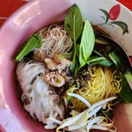 ก๋วยเตี๋ยวเรือป.ประทีป คุณจอน เสาธงหิน