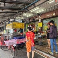 หน้าร้าน ต.รุ่งโรจน์ ลูกชิ้นปลา สุนทรโกษา